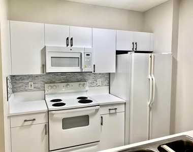 630 S Sapodilla Avenue - Photo Thumbnail 3