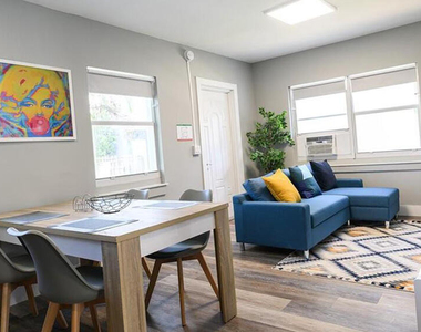 1020 N Victoria Park Road - Photo Thumbnail 2