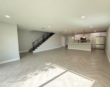 333 Nw 41st Street - Photo Thumbnail 2