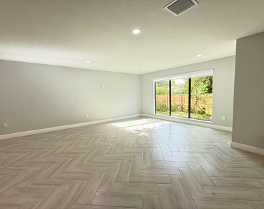333 Nw 41st Street - Photo Thumbnail 7