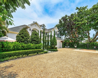 477 Ne Spanish Court - Photo Thumbnail 1