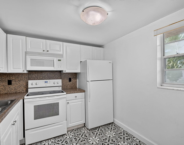 1505 Crescent Circle - Photo Thumbnail 10