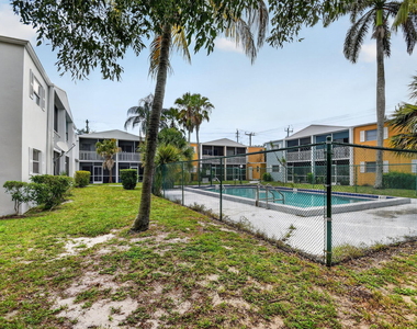 1505 Crescent Circle - Photo Thumbnail 3