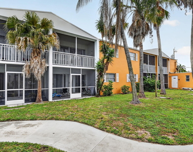 1505 Crescent Circle - Photo Thumbnail 4