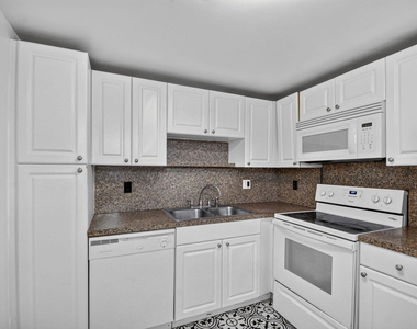 1505 Crescent Circle - Photo Thumbnail 2