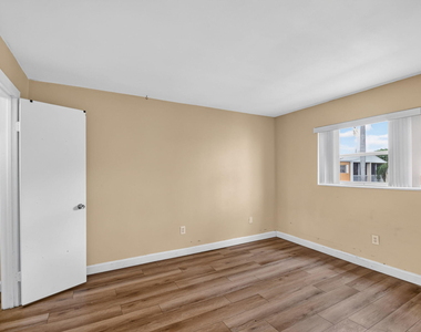 1505 Crescent Circle - Photo Thumbnail 20