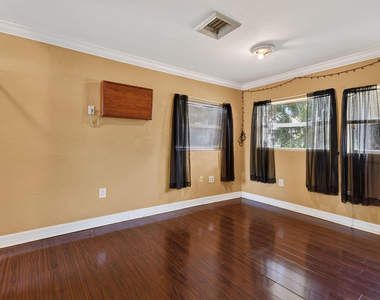 1005 Selkirk Street - Photo Thumbnail 6