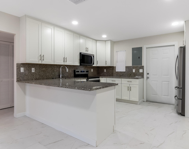 611 Ne 34th Street - Photo Thumbnail 5