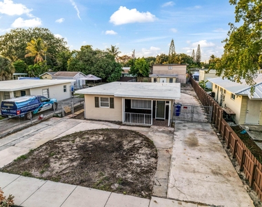 611 Ne 34th Street - Photo Thumbnail 2