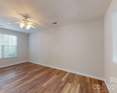5545 Seths Drive - Photo Thumbnail 2