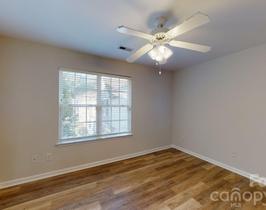 5545 Seths Drive - Photo Thumbnail 10