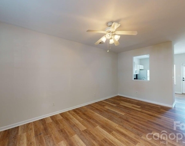 5545 Seths Drive - Photo Thumbnail 13