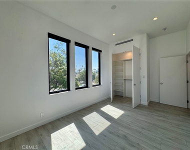 143 N Ardmore Avenue - Photo Thumbnail 18