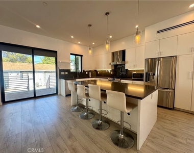 143 N Ardmore Avenue - Photo Thumbnail 4