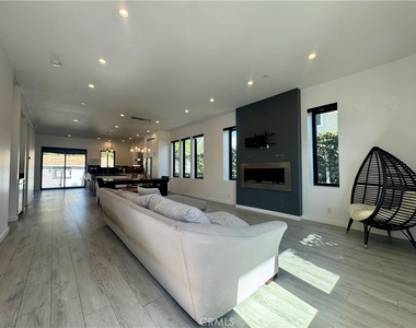 143 N Ardmore Avenue - Photo Thumbnail 1