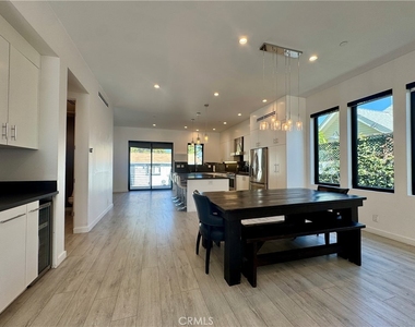 143 N Ardmore Avenue - Photo Thumbnail 2