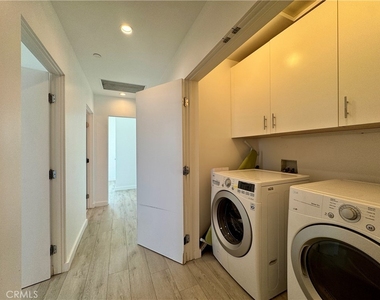143 N Ardmore Avenue - Photo Thumbnail 14
