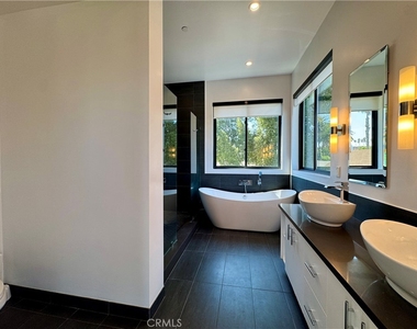 143 N Ardmore Avenue - Photo Thumbnail 16
