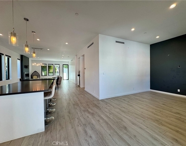 143 N Ardmore Avenue - Photo Thumbnail 5