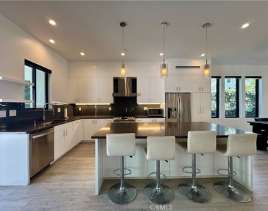 143 N Ardmore Avenue - Photo Thumbnail 3