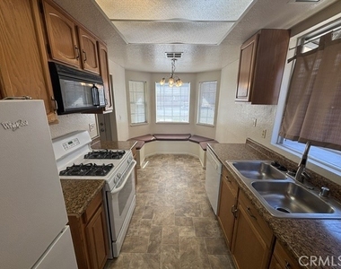 1013 Ivy St - Photo Thumbnail 2