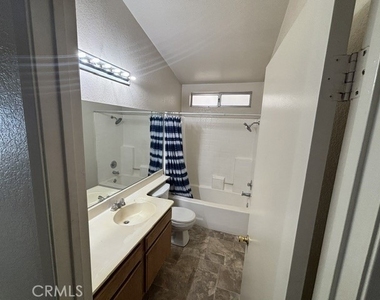 1013 Ivy St - Photo Thumbnail 8