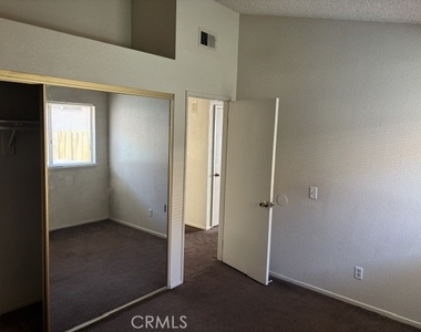 1013 Ivy St - Photo Thumbnail 7