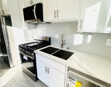 9318 Encino Ave - Photo Thumbnail 2