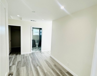 9318 Encino Ave - Photo Thumbnail 17