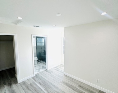 9318 Encino Ave - Photo Thumbnail 18