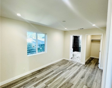 9318 Encino Ave - Photo Thumbnail 23