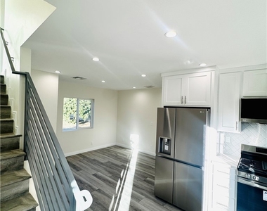 9318 Encino Ave - Photo Thumbnail 5