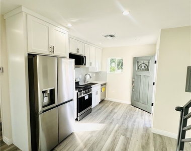 9318 Encino Ave - Photo Thumbnail 4