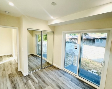 9318 Encino Ave - Photo Thumbnail 9