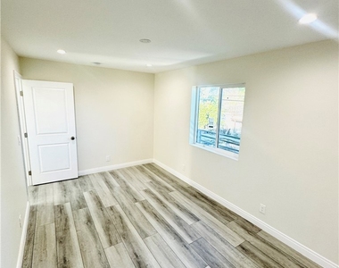 9318 Encino Ave - Photo Thumbnail 24