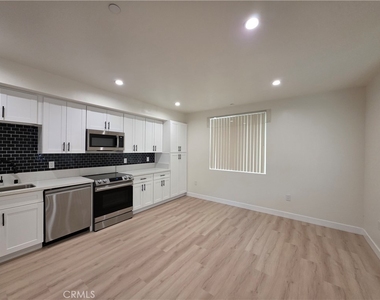 14618 Sylvan Street - Photo Thumbnail 3