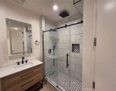 14618 Sylvan Street - Photo Thumbnail 5
