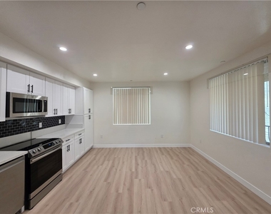 14618 Sylvan Street - Photo Thumbnail 2