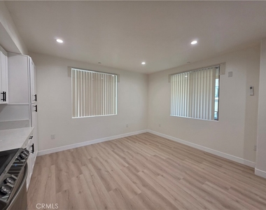 14618 Sylvan Street - Photo Thumbnail 4
