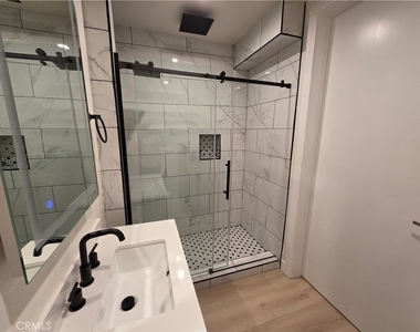 14618 Sylvan Street - Photo Thumbnail 6