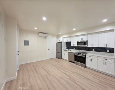 14618 Sylvan Street - Photo Thumbnail 1