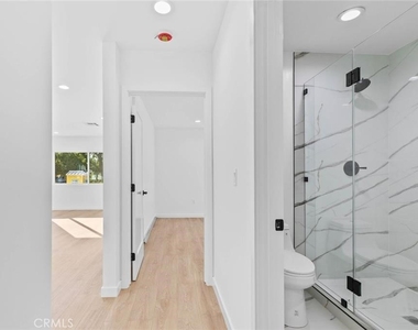 6842 Cedros Avenue - Photo Thumbnail 15
