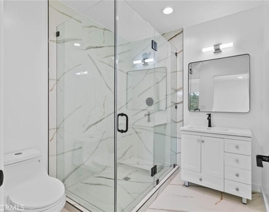 6842 Cedros Avenue - Photo Thumbnail 16