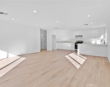 6842 Cedros Avenue - Photo Thumbnail 8
