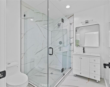 6842 Cedros Avenue - Photo Thumbnail 11