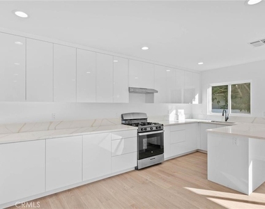 6842 Cedros Avenue - Photo Thumbnail 4