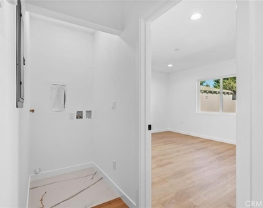 6842 Cedros Avenue - Photo Thumbnail 18