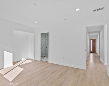 6842 Cedros Avenue - Photo Thumbnail 14