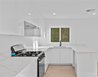 6842 Cedros Avenue - Photo Thumbnail 7
