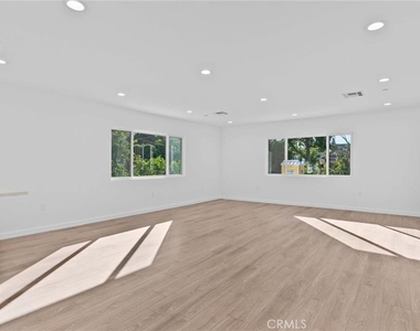 6842 Cedros Avenue - Photo Thumbnail 9